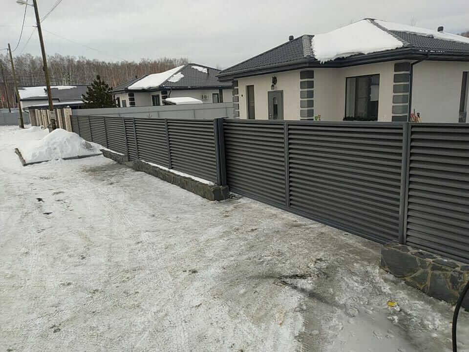 Забор-жалюзи с входной группой 26м RAL7024 Серый Графит МАТТЕ фото 1 в Луганске