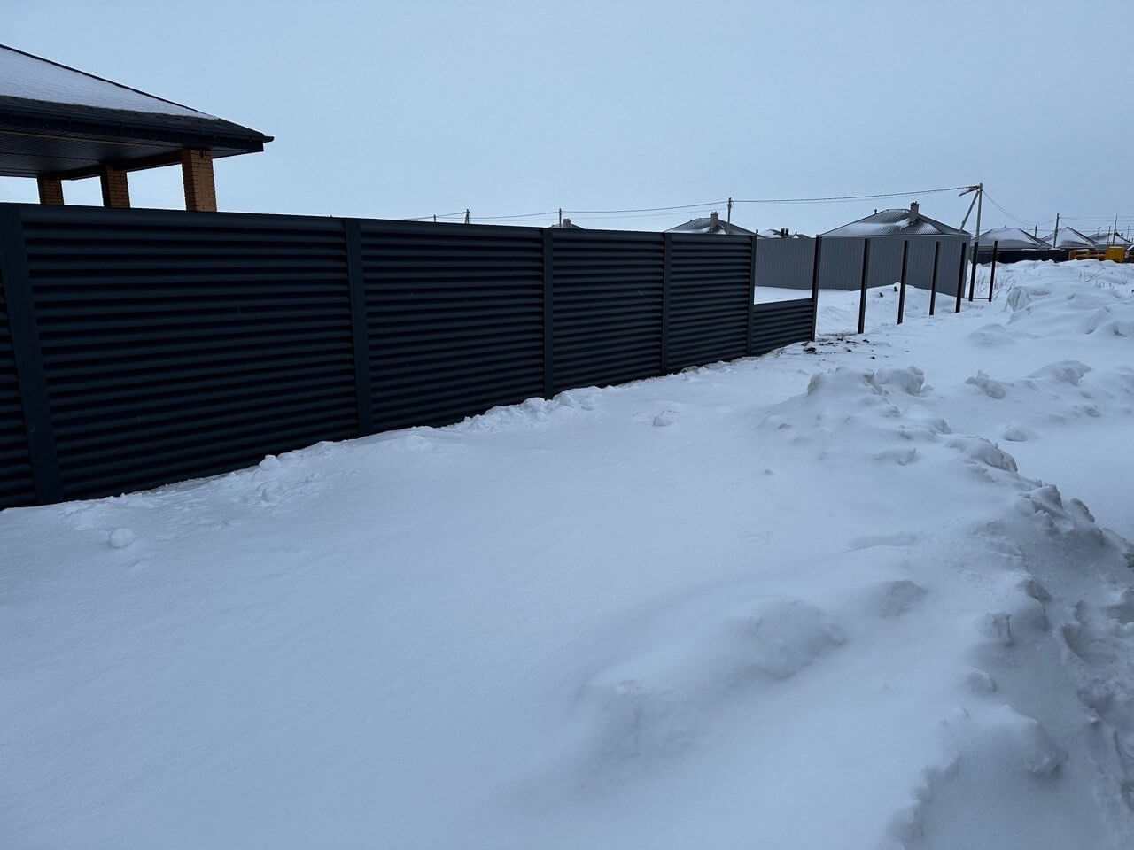 Забор-жалюзи из ламелей еврожалюзи 57м RAL7024 Серый Графит МАТТЕ фото 6 в Луганске
