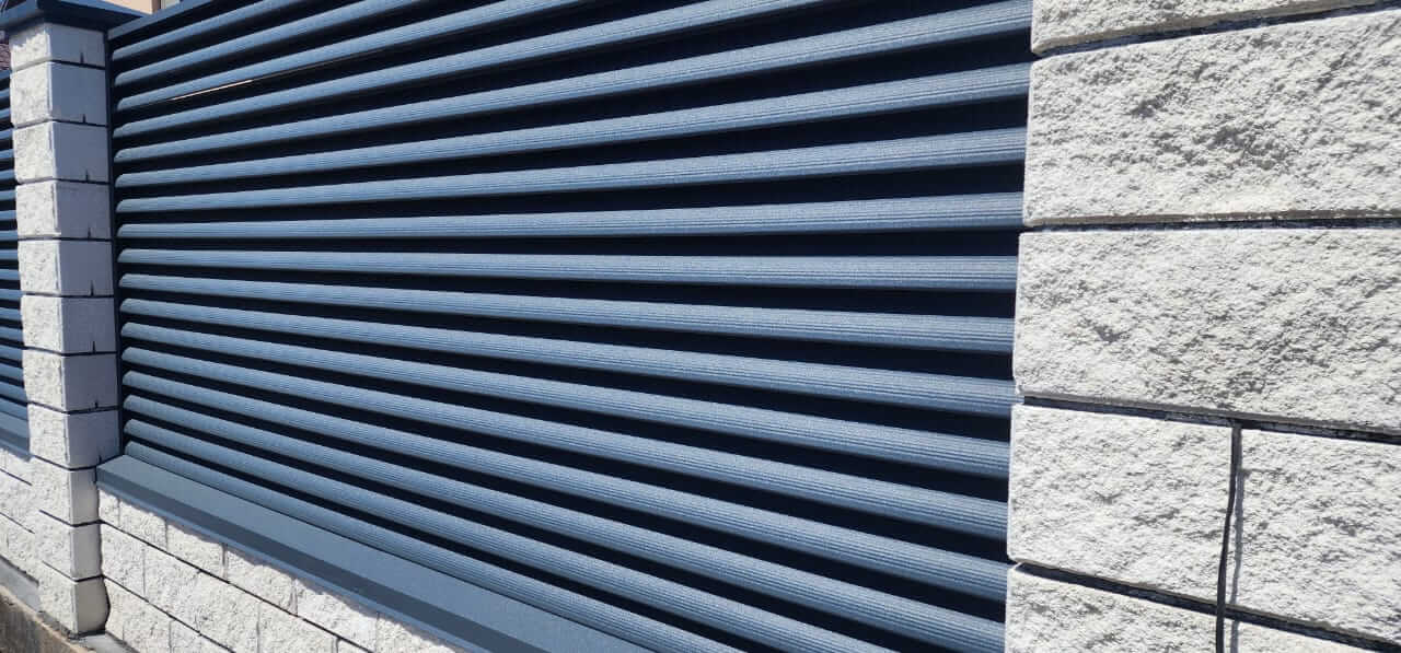 Забор из ламелей Еврожалюзи 32м RAL7024/7024 Серый Графит двусторонний МАТТЕ фото 1 в Луганске
