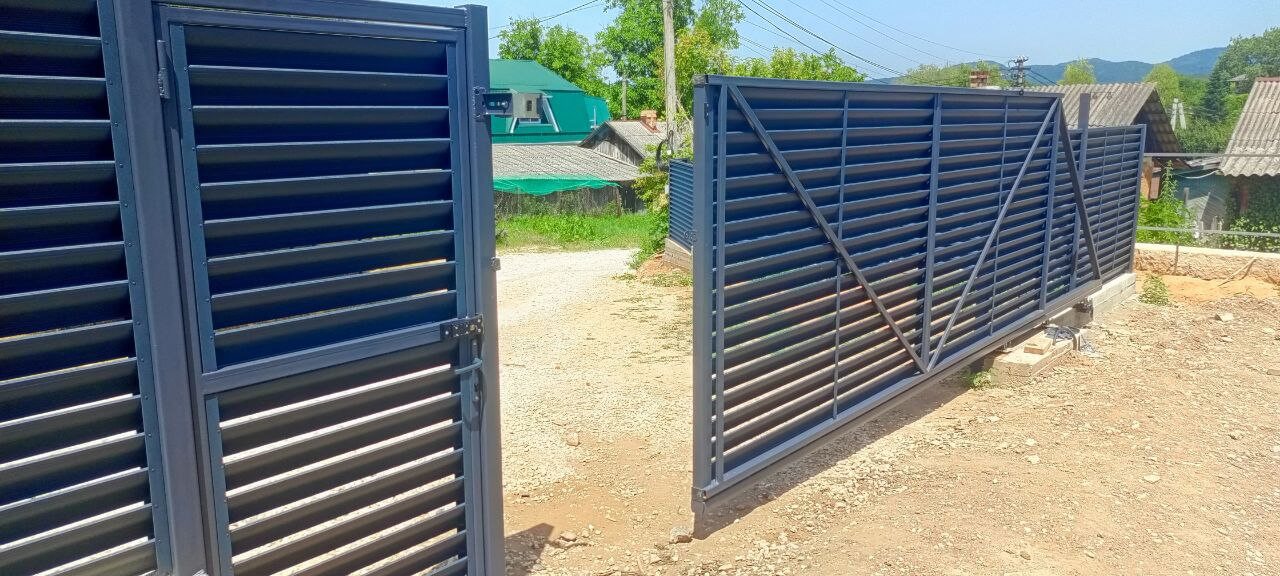 Забор-жалюзи из ламелей Еврожалюзи 53м RAL7024 Серый Графит МАТТЕ фото 16 в Луганске