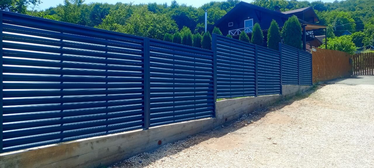 Забор-жалюзи из ламелей Еврожалюзи 53м RAL7024 Серый Графит МАТТЕ фото 12 в Луганске