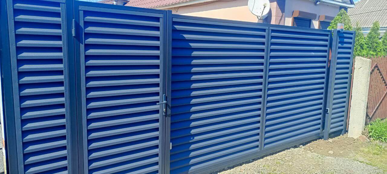 Забор-жалюзи из ламелей Еврожалюзи 53м RAL7024 Серый Графит МАТТЕ фото 10 в Луганске