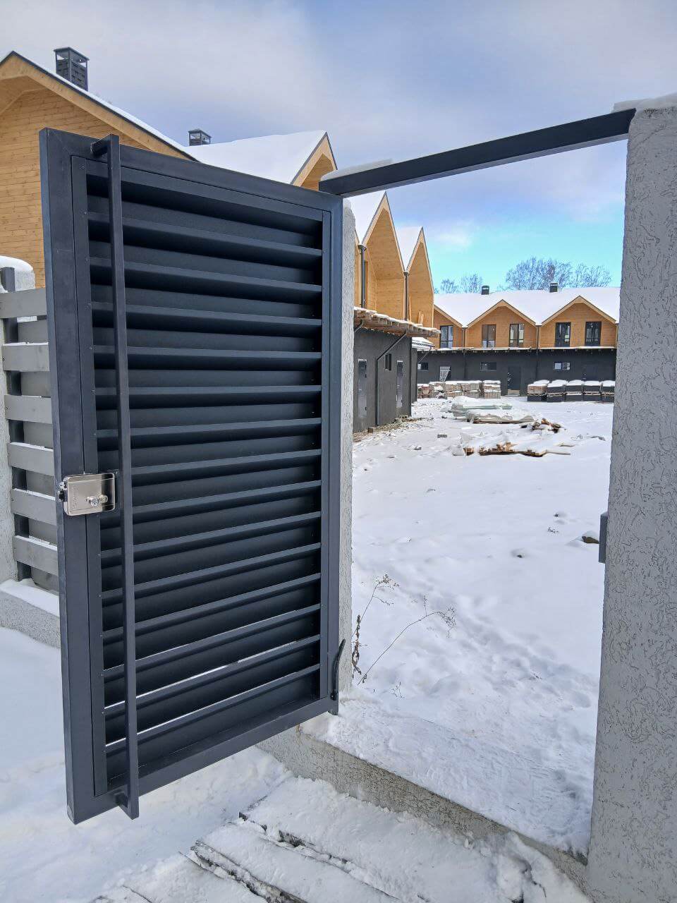 Входная группа из ламелей Хай-Тек RAL7024/7024 Серый Графит двусторонний МАТТЕ фото 21 в Луганске